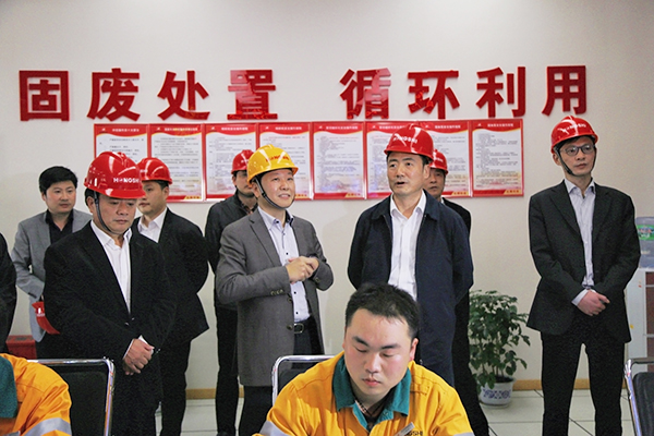 2016年3月，浙江省人大常委會副主任趙光君（右二，時任金華市委書記）來集團調研水泥窯協同處置固廢項目，肯定集團在“五水共治”、環境保護等方面作出的貢獻